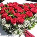 Ein klassisches rotes Rosenherz mit weißem Schleierkraut und Grün abgestimmt, € 109,- 